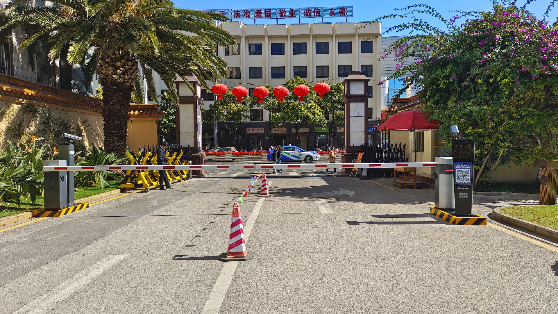 云南震庄迎宾馆2号门出